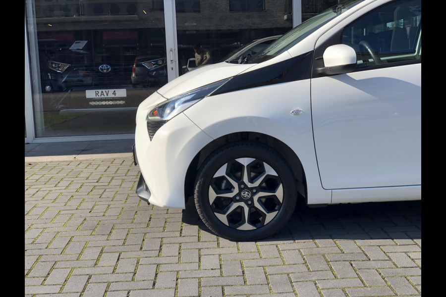 Toyota Aygo 1.0 VVT-i x-joy | Apple CarPlay/Android Auto, lichtmetalen velgen, Airconditioning, In hoogte verstelbare stoel, Parkeercamera