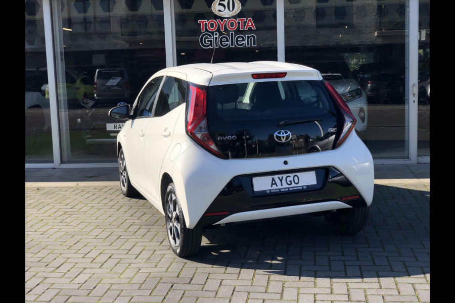 Toyota Aygo 1.0 VVT-i x-joy | Apple CarPlay/Android Auto, lichtmetalen velgen, Airconditioning, In hoogte verstelbare stoel, Parkeercamera