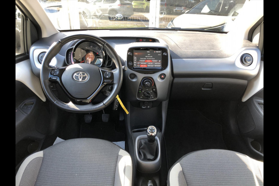 Toyota Aygo 1.0 VVT-i x-joy | Apple CarPlay/Android Auto, lichtmetalen velgen, Airconditioning, In hoogte verstelbare stoel, Parkeercamera