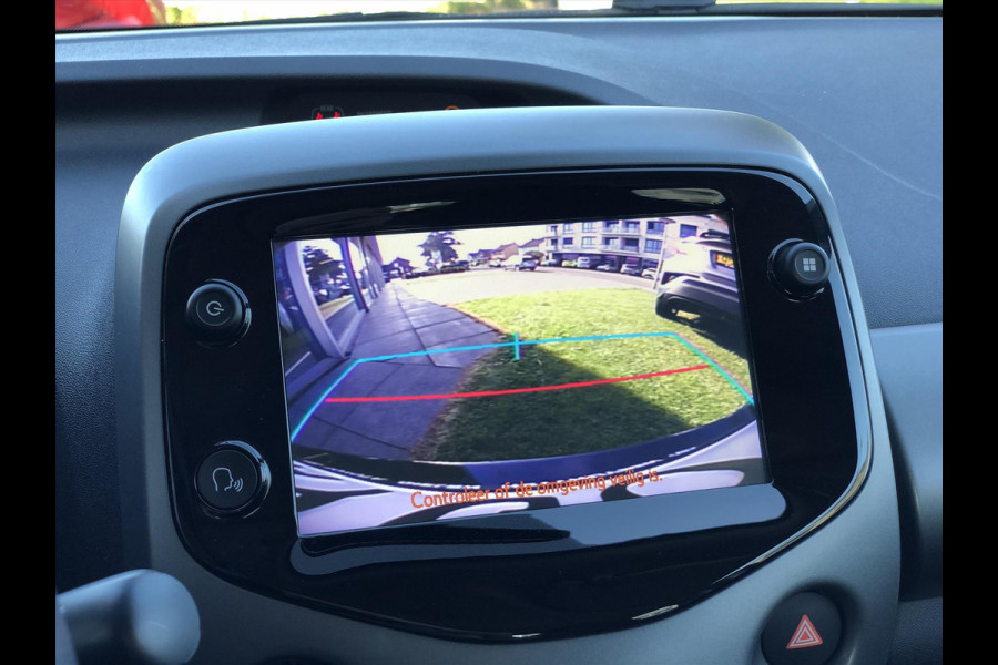 Toyota Aygo 1.0 VVT-i x-joy | Apple CarPlay/Android Auto, lichtmetalen velgen, Airconditioning, In hoogte verstelbare stoel, Parkeercamera