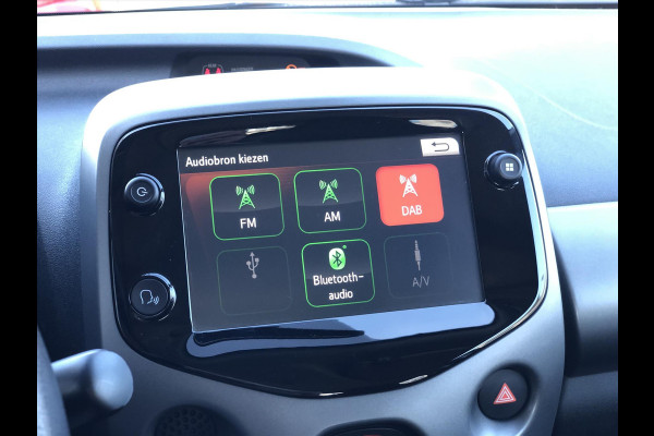 Toyota Aygo 1.0 VVT-i x-joy | Apple CarPlay/Android Auto, lichtmetalen velgen, Airconditioning, In hoogte verstelbare stoel, Parkeercamera