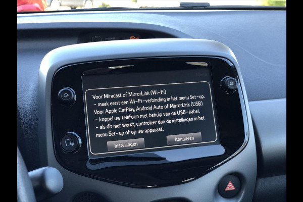 Toyota Aygo 1.0 VVT-i x-joy | Apple CarPlay/Android Auto, lichtmetalen velgen, Airconditioning, In hoogte verstelbare stoel, Parkeercamera