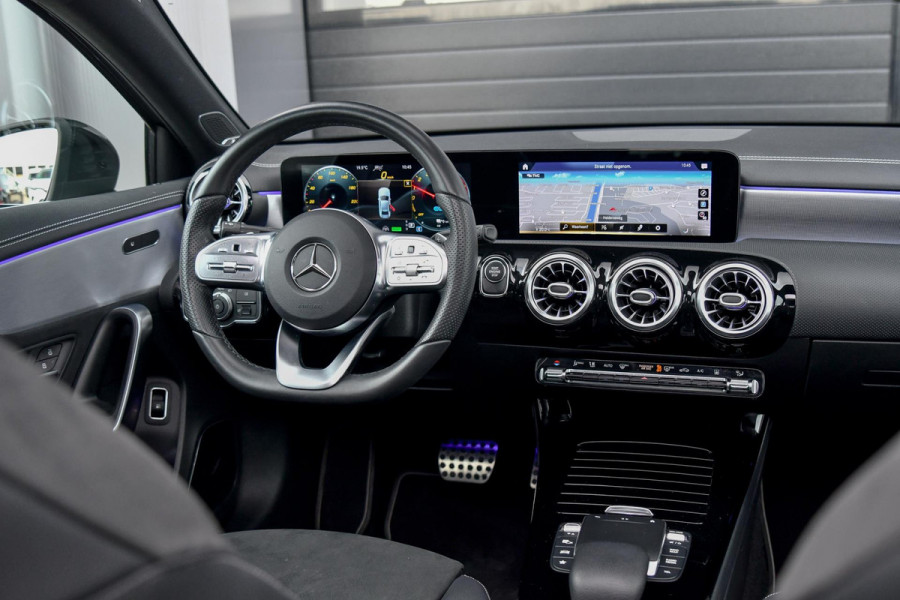 Mercedes-Benz A-Klasse 250e Limo AMG Edition. BTW, Pano, 360, Distro+, Keyless, Burm, Dodeh, Sfeer, Carplay!