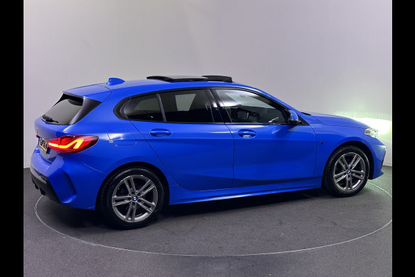 BMW 1-serie 118i M Sport Misano Blauw Metallic | Panodak | Competition Alcantara Sportstoelen | Harman Kardon | Apple Carplay  Sfeerverlichting | Navi Prof | Head Up | Camera |