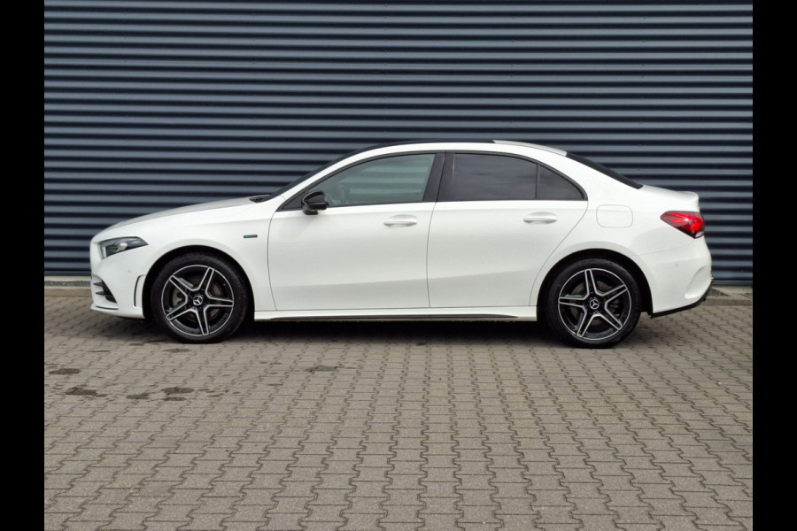 Mercedes-Benz A-Klasse 250 e Night Premium Plus Plug in Hybrid 218pk PHEV | Panodak | Trekhaak Afneembaar | Lederen Alcantara Sportstoelen | Sfeerverlichting | Apple Carplay |