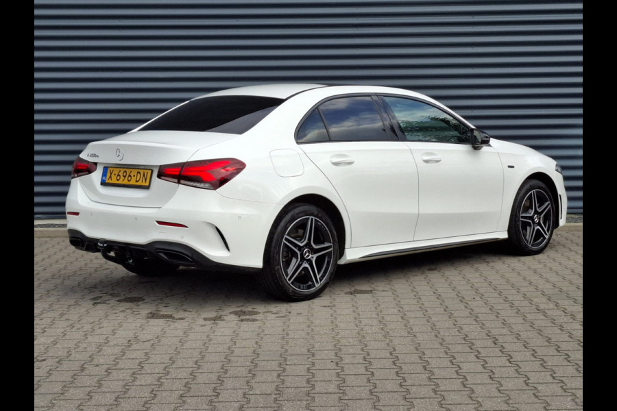 Mercedes-Benz A-Klasse 250 e Night Premium Plus Plug in Hybrid 218pk PHEV | Panodak | Trekhaak Afneembaar | Lederen Alcantara Sportstoelen | Sfeerverlichting | Apple Carplay |