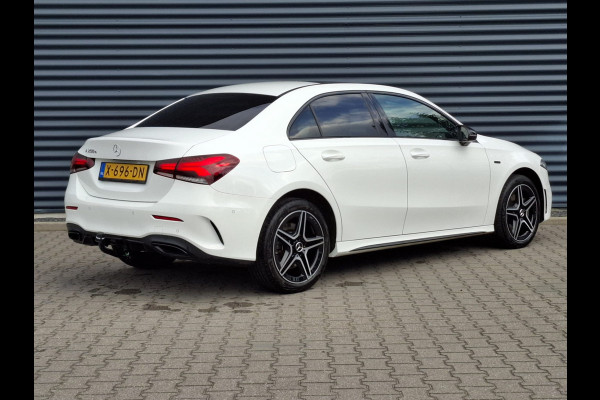 Mercedes-Benz A-Klasse 250 e Night Premium Plus Plug in Hybrid 218pk PHEV | Panodak | Trekhaak Afneembaar | Lederen Alcantara Sportstoelen | Sfeerverlichting | Apple Carplay |