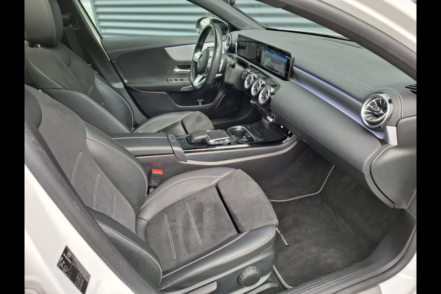 Mercedes-Benz A-Klasse 250 e Night Premium Plus Plug in Hybrid 218pk PHEV | Panodak | Trekhaak Afneembaar | Lederen Alcantara Sportstoelen | Sfeerverlichting | Apple Carplay |