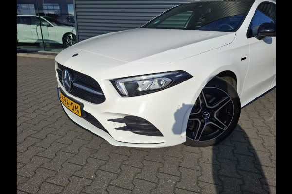 Mercedes-Benz A-Klasse 250 e Night Premium Plus Plug in Hybrid 218pk PHEV | Panodak | Trekhaak Afneembaar | Lederen Alcantara Sportstoelen | Sfeerverlichting | Apple Carplay |