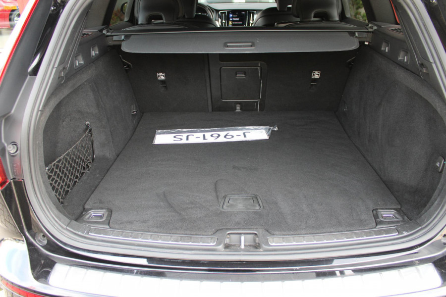 Volvo V60 2.0 B4 211PK AUTOMAAT R-DESIGN 19'' | HARMAN KARDON AUDIO | PILOT ASSIST | DODEHOEKDETECTIE |  ADAPTIEVE CRUISECONTROL | LEDEREN BEKLEDING/ELEK STOELEN MET GEHEUGEN | FULL LED KOPLAMPEN | ELEKTRISCHE KLEP | ELEKTRISCH UITKLAPBARE TREKHAAK | 1800 KG TREKGEWICHT! | EXTRA GETINTE RUITEN ACHTER | ZWARTE HEMELBEKLEDING |