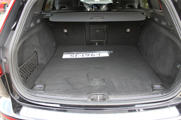 Volvo V60 2.0 B4 211PK AUTOMAAT R-DESIGN 19'' | HARMAN KARDON AUDIO | PILOT ASSIST | DODEHOEKDETECTIE |  ADAPTIEVE CRUISECONTROL | LEDEREN BEKLEDING/ELEK STOELEN MET GEHEUGEN | FULL LED KOPLAMPEN | ELEKTRISCHE KLEP | ELEKTRISCH UITKLAPBARE TREKHAAK | 1800 KG TREKGEWICHT! | EXTRA GETINTE RUITEN ACHTER | ZWARTE HEMELBEKLEDING |