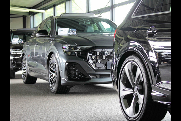 Audi Q8 60 TFSI e Competition | Nieuw! | 360 View | RS-Stoelen | OLED | SQ8 Uitlaattips | Panorama | ACC | B&O Sound | 23'' | Alcantara Stuurwiel | Head-Up | Soft-Close | Memory | Trekhaak | Keyless-Entry | Stoelverwarming V+A | Luchtvering |