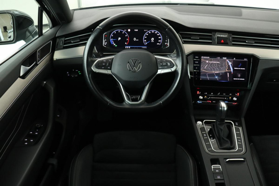 Volkswagen Passat 1.5 TSI R-Line | Panoramadak | Trekhaak | Stoelverwarming | Camera | Alcantara | Virtual Cockpit | Adaptive Cruise | Keyless