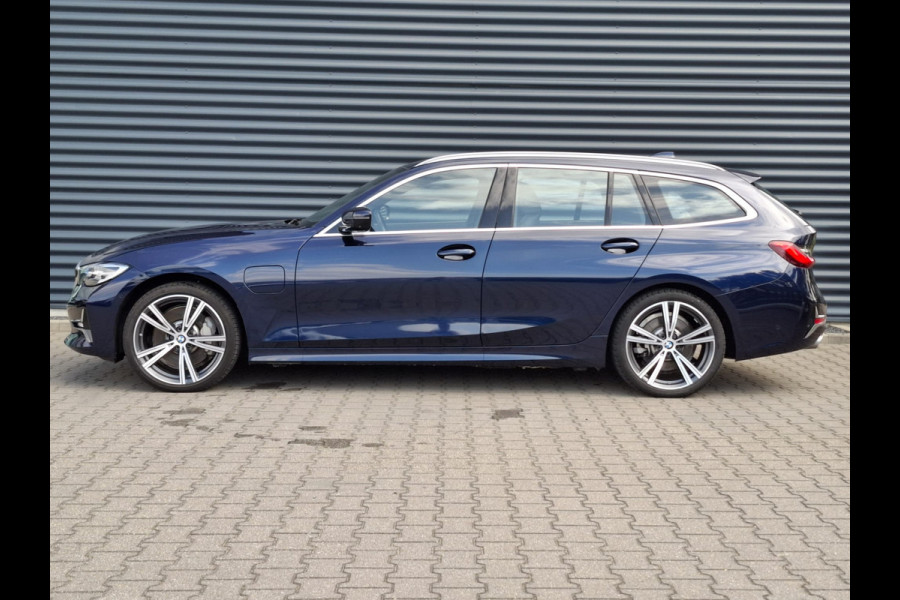 BMW 3 Serie Touring 330e Luxury Line Plug in Hybrid 293pk | Lederen Sportstoelen | Apple Carplay | Head Up | Sfeerverlichting | 360 Camera | Navigatie |