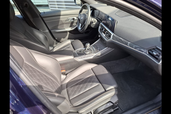 BMW 3 Serie Touring 330e Luxury Line Plug in Hybrid 293pk | Lederen Sportstoelen | Apple Carplay | Head Up | Sfeerverlichting | 360 Camera | Navigatie |