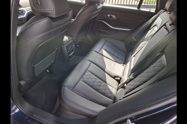 BMW 3 Serie Touring 330e Luxury Line Plug in Hybrid 293pk | Lederen Sportstoelen | Apple Carplay | Head Up | Sfeerverlichting | 360 Camera | Navigatie |