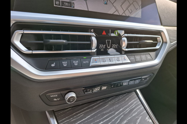 BMW 3 Serie Touring 330e Luxury Line Plug in Hybrid 293pk | Lederen Sportstoelen | Apple Carplay | Head Up | Sfeerverlichting | 360 Camera | Navigatie |