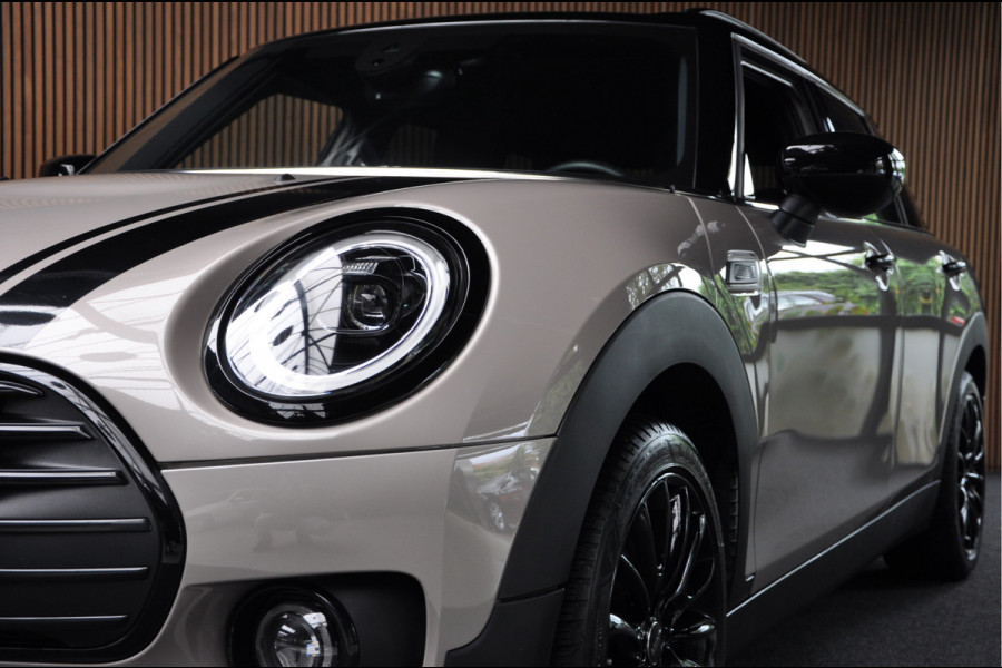 MINI Clubman 1.5 Cooper Navi Leer Camera PDC Carplay Keyless 17" LM velgen Zwarte binnenhemel Stoelverwarming Sportstoelen LED BTW auto!