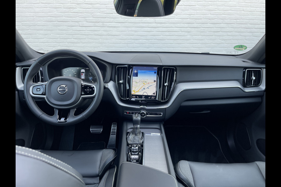 Volvo XC60 2.0 T4 R-Design | Pano | Trekhaak | Leder | CarPlay | LED | Camera | 19 inch