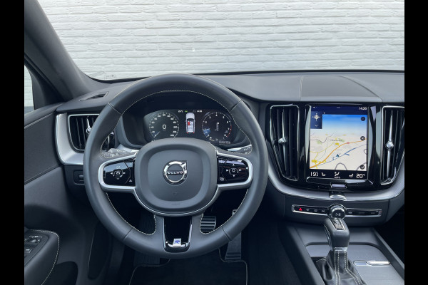 Volvo XC60 2.0 T4 R-Design | Pano | Trekhaak | Leder | CarPlay | LED | Camera | 19 inch