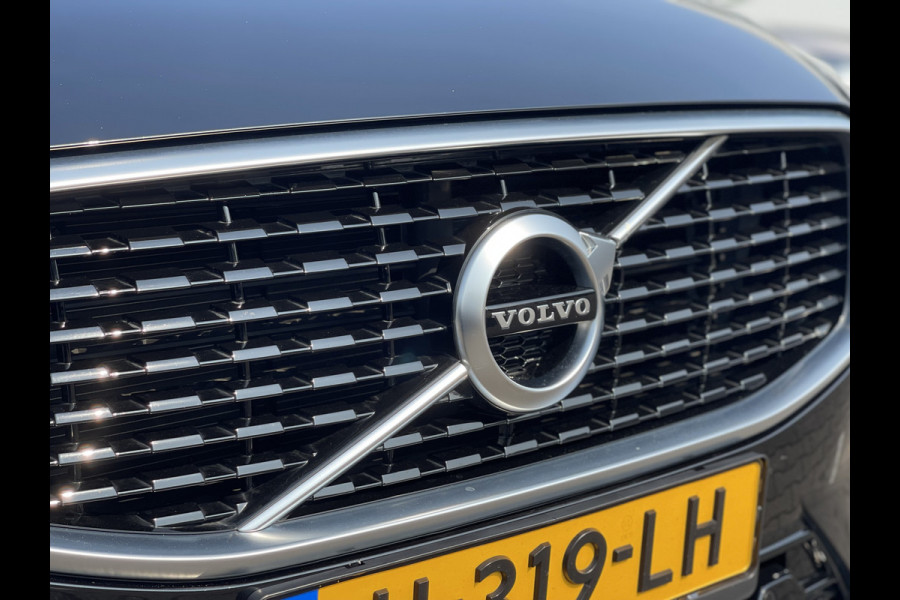 Volvo XC60 2.0 T4 R-Design | Pano | Trekhaak | Leder | CarPlay | LED | Camera | 19 inch