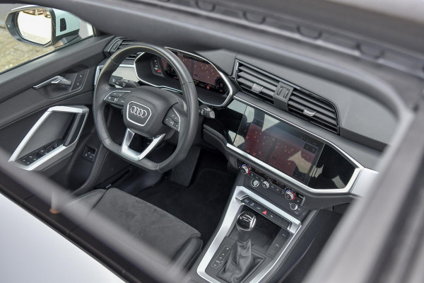 Audi Q3 Sportback 45 TFSI e S-Line. BTW, Pano, Sonos, Keyless, Camera, Dodeh, Matrix, CarPlay!