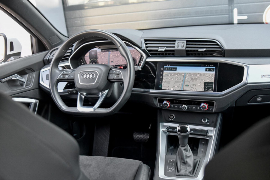 Audi Q3 Sportback 45 TFSI e S-Line. BTW, Pano, Sonos, Keyless, Camera, Dodeh, Matrix, CarPlay!