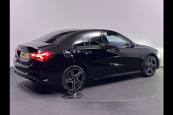 Mercedes-Benz A-Klasse 250 e AMG Night Edition Plug in Hybrid 218pk PHEV | Alcantara Sportstoelen | MBUX Widescreen | Sfeerverlichting | Apple Carplay | Camera |