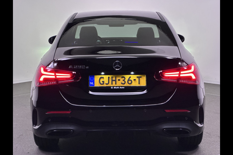 Mercedes-Benz A-Klasse 250 e AMG Night Edition Plug in Hybrid 218pk PHEV | Alcantara Sportstoelen | MBUX Widescreen | Sfeerverlichting | Apple Carplay | Camera |