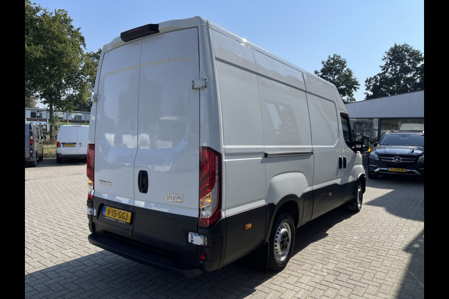 Iveco Daily 35S16V 2.3 automaat L2H2 / vaste prijs rijklaar € 27.950 ex btw / lease vanaf € 500 / climate control / mag 3500 kg trekken / parkeersensoren achter / 270 graden achterdeuren