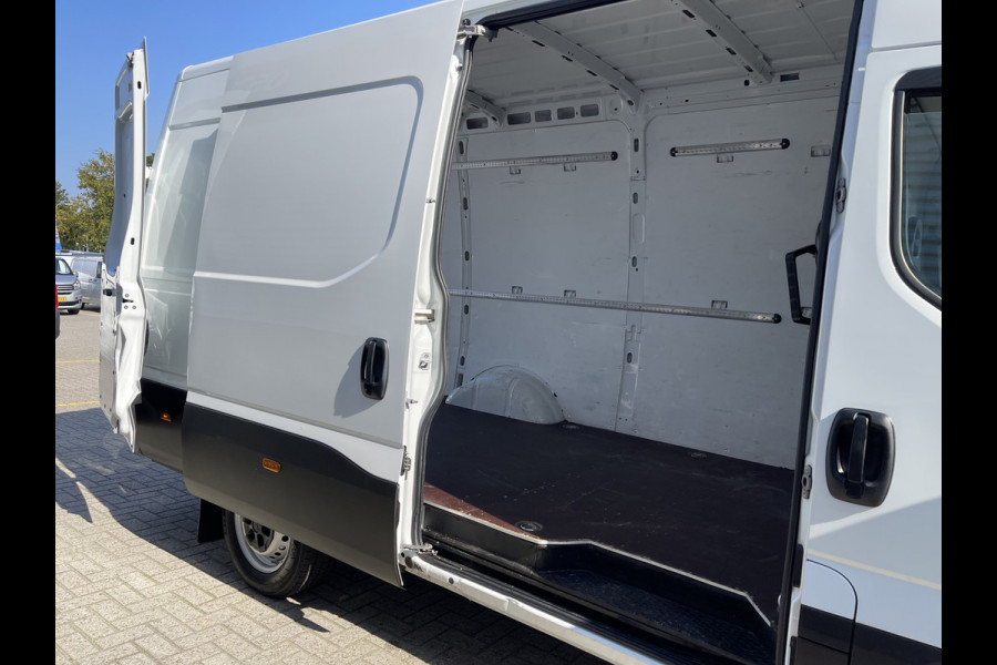 Iveco Daily 35S16V 2.3 automaat L2H2 / vaste prijs rijklaar € 27.950 ex btw / lease vanaf € 500 / climate control / mag 3500 kg trekken / parkeersensoren achter / 270 graden achterdeuren