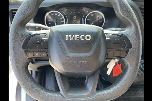 Iveco Daily 35S16V 2.3 automaat L2H2 / vaste prijs rijklaar € 27.950 ex btw / lease vanaf € 500 / climate control / mag 3500 kg trekken / parkeersensoren achter / 270 graden achterdeuren