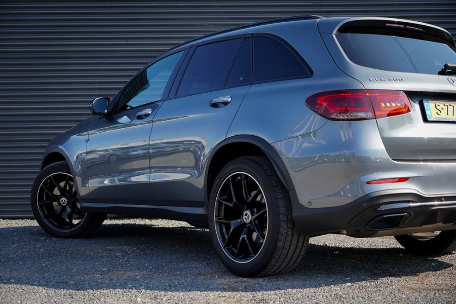 Mercedes-Benz GLC 300 4MATIC Premium Plus / AMG Night / Pano