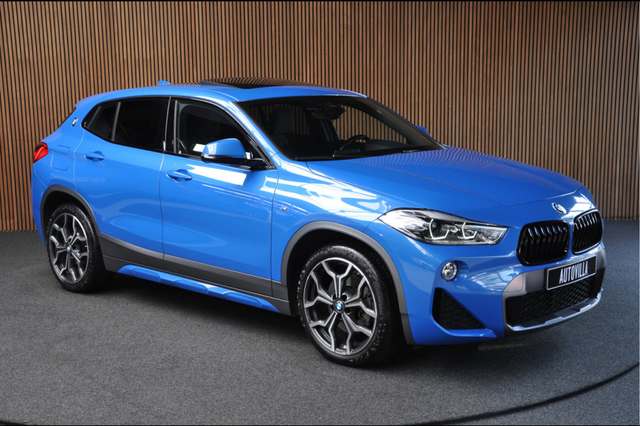 BMW X2 sDrive20i M-pakket Panorama Leder Elektr. achterklep Navi 19'' LM velgen Climate Stoelverwarming PDC LED Zwarte binnenhemel