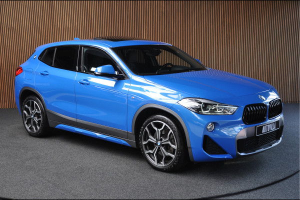 BMW X2 sDrive20i M-pakket Panorama Leder Elektr. achterklep Navi 19'' LM velgen Climate Stoelverwarming PDC LED Zwarte binnenhemel