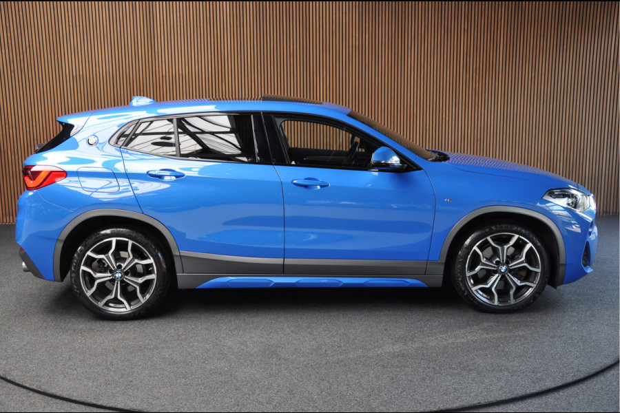 BMW X2 sDrive20i M-pakket Panorama Leder Elektr. achterklep Navi 19'' LM velgen Climate Stoelverwarming PDC LED Zwarte binnenhemel