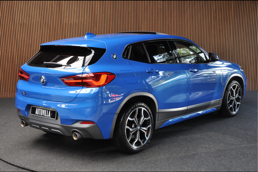 BMW X2 sDrive20i M-pakket Panorama Leder Elektr. achterklep Navi 19'' LM velgen Climate Stoelverwarming PDC LED Zwarte binnenhemel