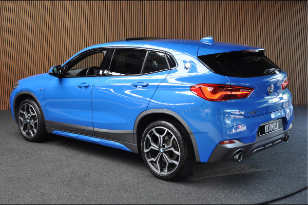 BMW X2 sDrive20i M-pakket Panorama Leder Elektr. achterklep Navi 19'' LM velgen Climate Stoelverwarming PDC LED Zwarte binnenhemel