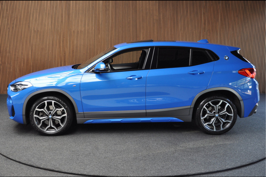 BMW X2 sDrive20i M-pakket Panorama Leder Elektr. achterklep Navi 19'' LM velgen Climate Stoelverwarming PDC LED Zwarte binnenhemel