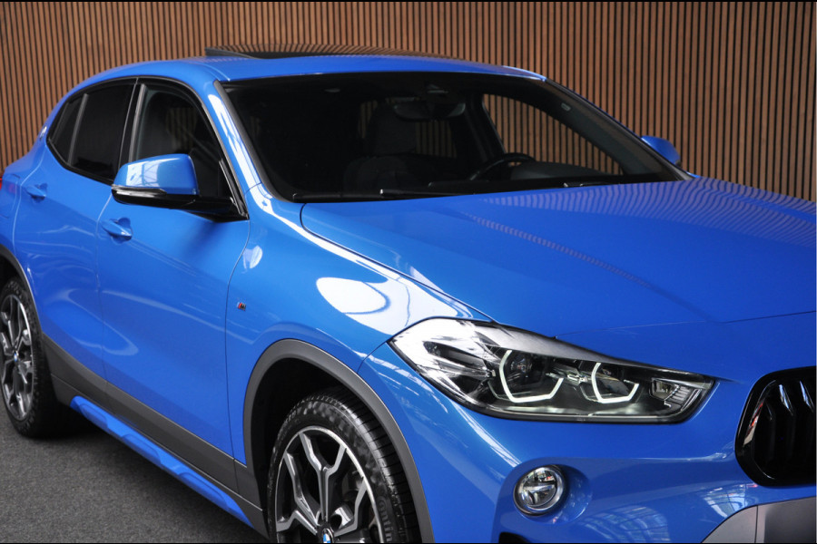 BMW X2 sDrive20i M-pakket Panorama Leder Elektr. achterklep Navi 19'' LM velgen Climate Stoelverwarming PDC LED Zwarte binnenhemel