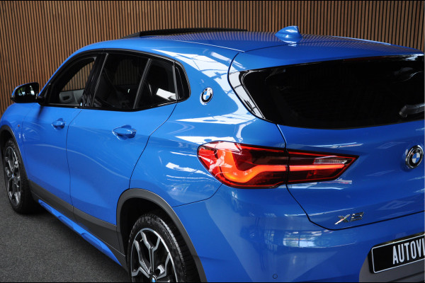 BMW X2 sDrive20i M-pakket Panorama Leder Elektr. achterklep Navi 19'' LM velgen Climate Stoelverwarming PDC LED Zwarte binnenhemel