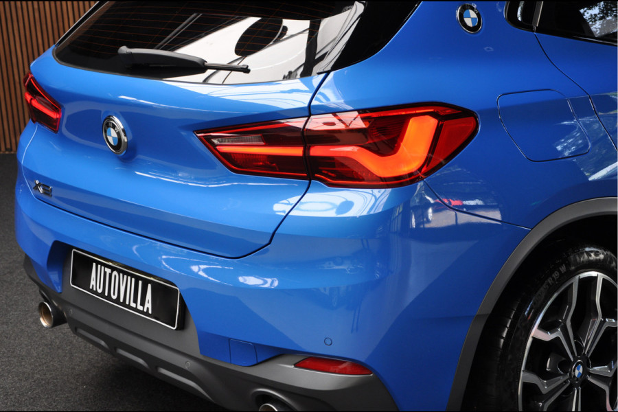 BMW X2 sDrive20i M-pakket Panorama Leder Elektr. achterklep Navi 19'' LM velgen Climate Stoelverwarming PDC LED Zwarte binnenhemel