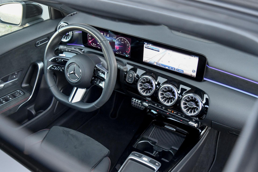 Mercedes-Benz A-Klasse 180 AMG Night ed. BTW. Pano, Keyless, Camera, Sfeer!