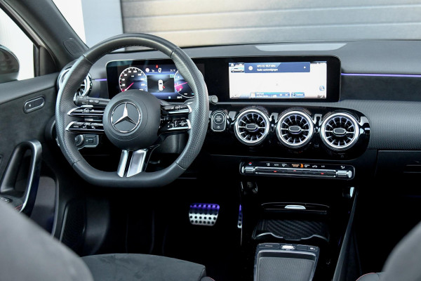 Mercedes-Benz A-Klasse 180 AMG Night ed. BTW. Pano, Keyless, Camera, Sfeer!