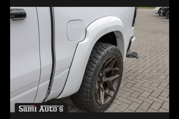 Dodge Ram 1500 HULK | ALL-IN PRIJS ZO ALS AFGEBEELD | 5.7 V8 HEMI 4x4 | LARAMIE NIGHT EDITION | PRIJS MET LPG EN GARANTIE EN DIKKE WIELEN EN WIDEBODY | DUBBELE CABINE | 5 PERSOONS | VOORRAAD NR 2015 - 4725 | DIRECT BESCHIKBAAR |