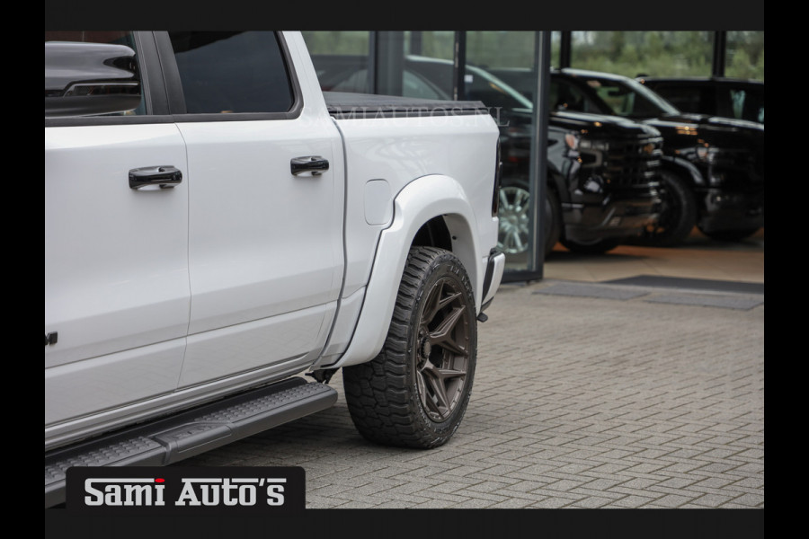 Dodge Ram 1500 HULK | ALL-IN PRIJS ZO ALS AFGEBEELD | 5.7 V8 HEMI 4x4 | LARAMIE NIGHT EDITION | PRIJS MET LPG EN GARANTIE EN DIKKE WIELEN EN WIDEBODY | DUBBELE CABINE | 5 PERSOONS | VOORRAAD NR 2015 - 4725 | DIRECT BESCHIKBAAR |