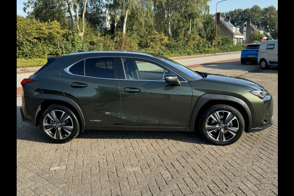 Lexus UX 250h Preference Line 183pk Automaat | Trekhaak | Adaptieve Cruise | Dodehoeksensoren | Achteruitrijcamera | LED Koplampen