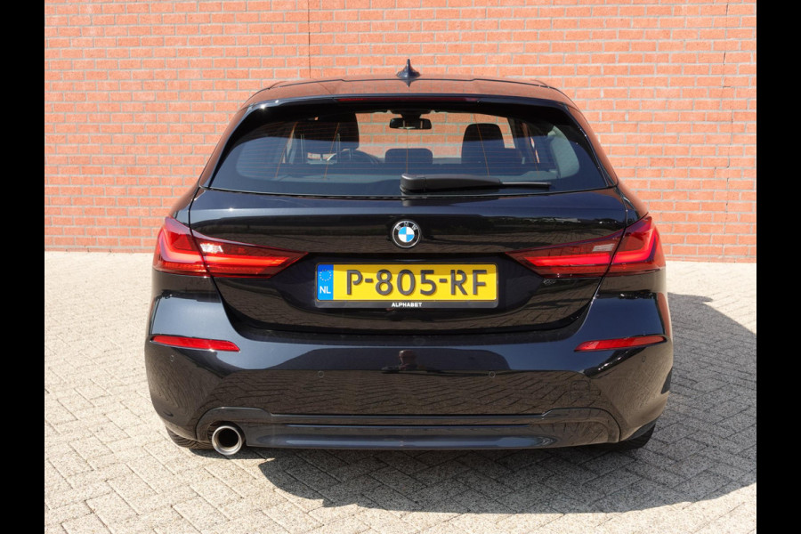 BMW 1-serie 118i High Executive Navigatie Apple Carplay/Android Auto  Parkeersensoren Virtual Cockpit Stoelverwarming Cruise Control Ledverlichting Sfeerverlichting Getinte ramen Climate Control