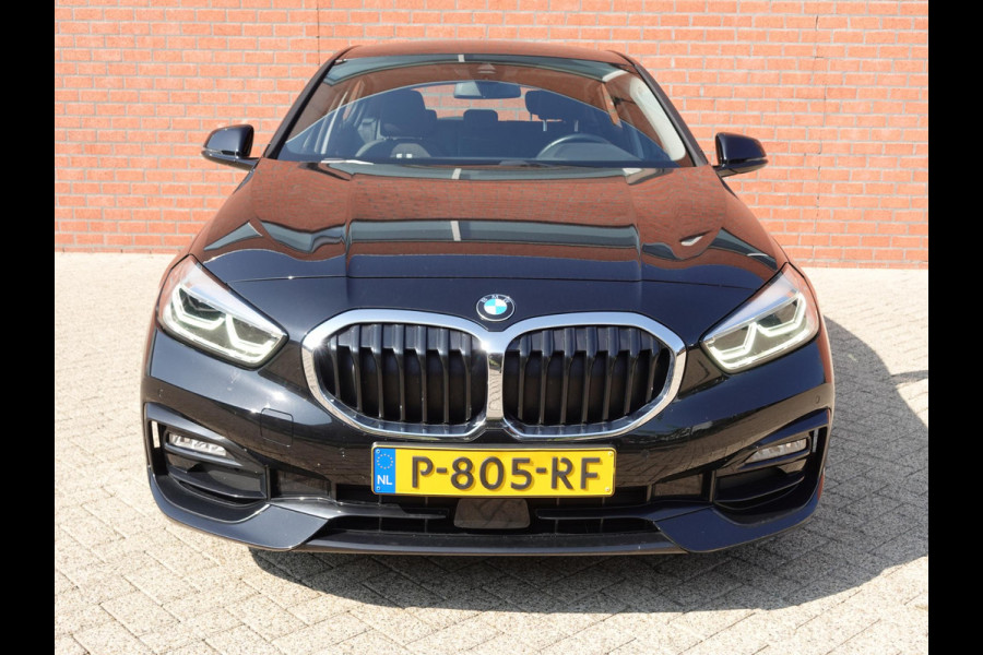 BMW 1-serie 118i High Executive Navigatie Apple Carplay/Android Auto  Parkeersensoren Virtual Cockpit Stoelverwarming Cruise Control Ledverlichting Sfeerverlichting Getinte ramen Climate Control