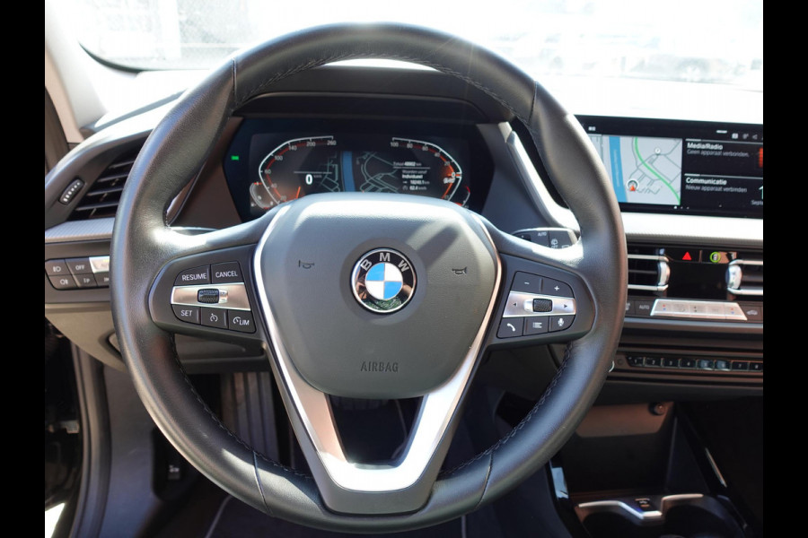 BMW 1-serie 118i High Executive Navigatie Apple Carplay/Android Auto  Parkeersensoren Virtual Cockpit Stoelverwarming Cruise Control Ledverlichting Sfeerverlichting Getinte ramen Climate Control